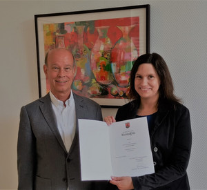 Vizepräsident des Landessozialgerichts Matthias Willersinn überreicht Jennifer Schneider die Urkunde